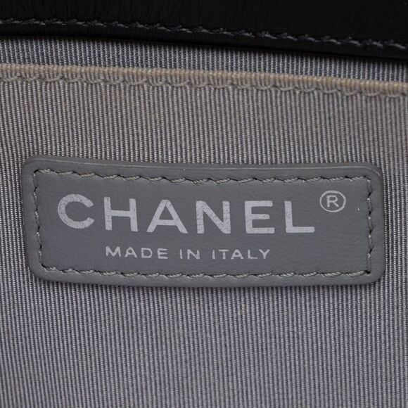 Chanel Chevron Lambskin Old Medium Boy Bag - Picture 8 of 15